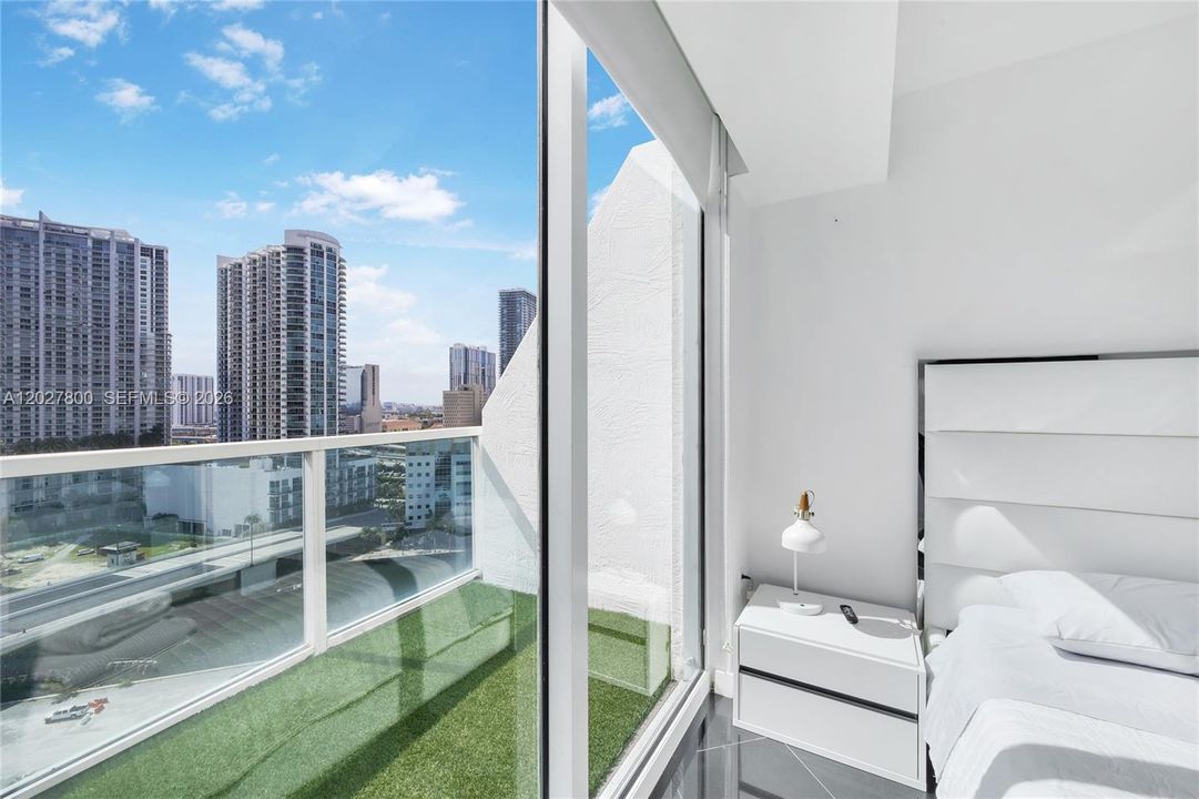 For Sale: $598,000 (2 beds, 2 baths, 1289 Square Feet)