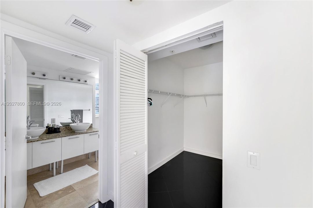 For Sale: $598,000 (2 beds, 2 baths, 1289 Square Feet)