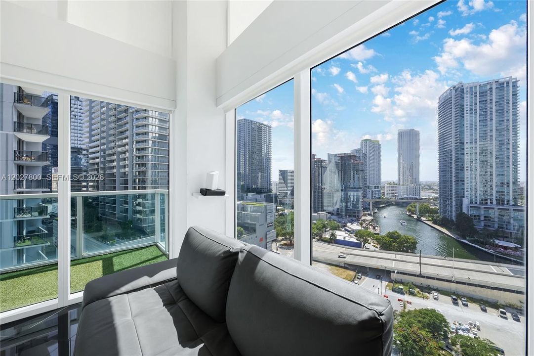 For Sale: $598,000 (2 beds, 2 baths, 1289 Square Feet)