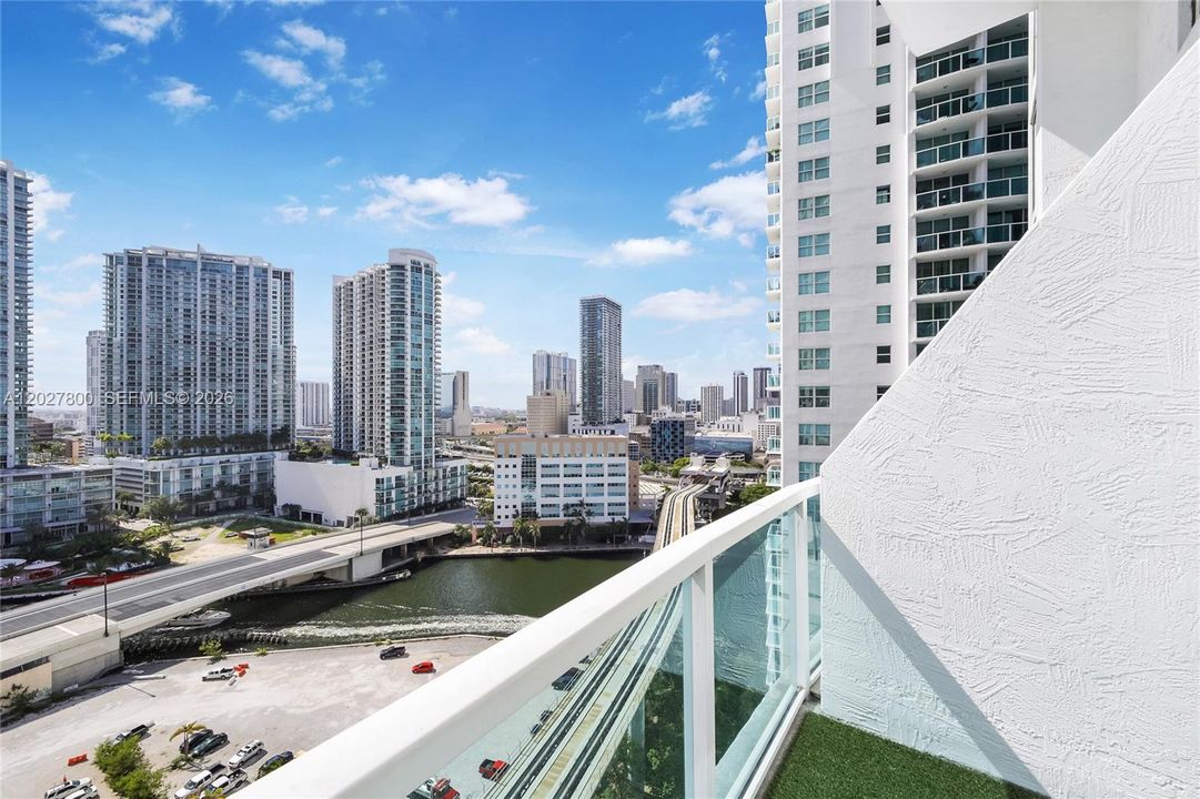 For Sale: $598,000 (2 beds, 2 baths, 1289 Square Feet)