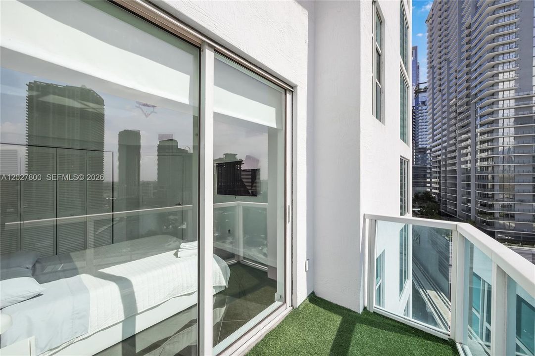 For Sale: $598,000 (2 beds, 2 baths, 1289 Square Feet)