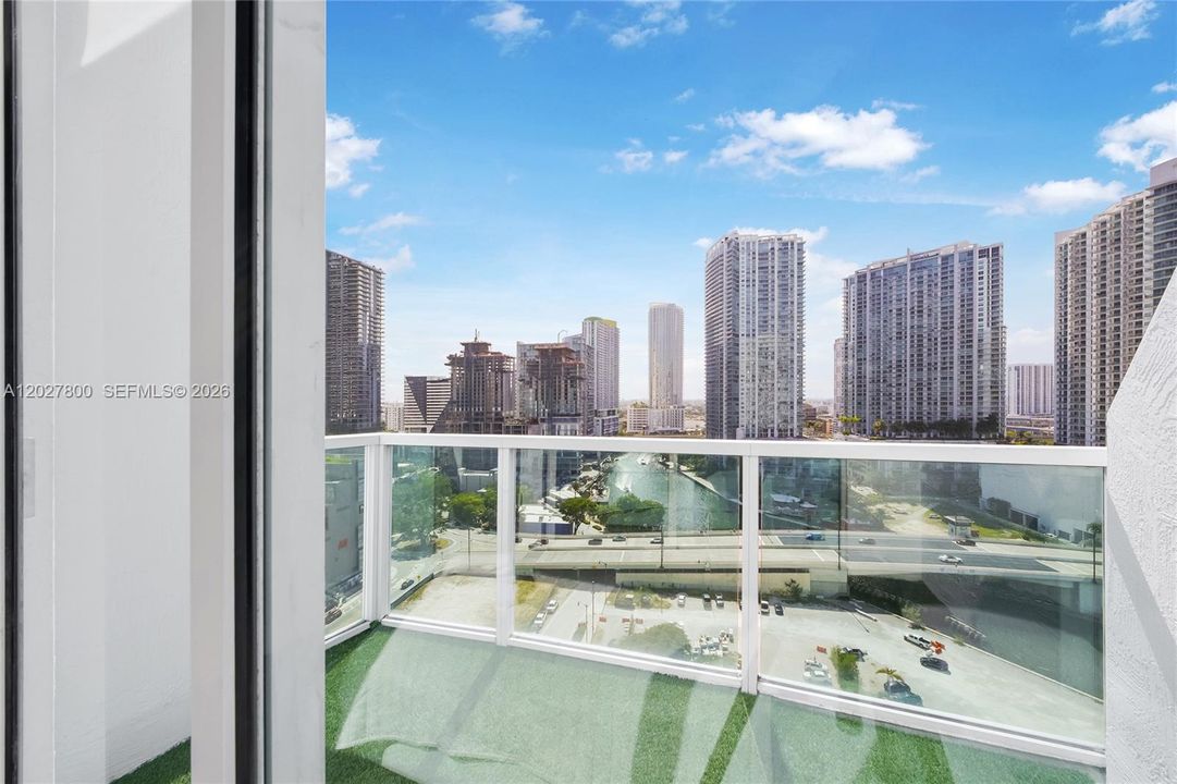 For Sale: $598,000 (2 beds, 2 baths, 1289 Square Feet)