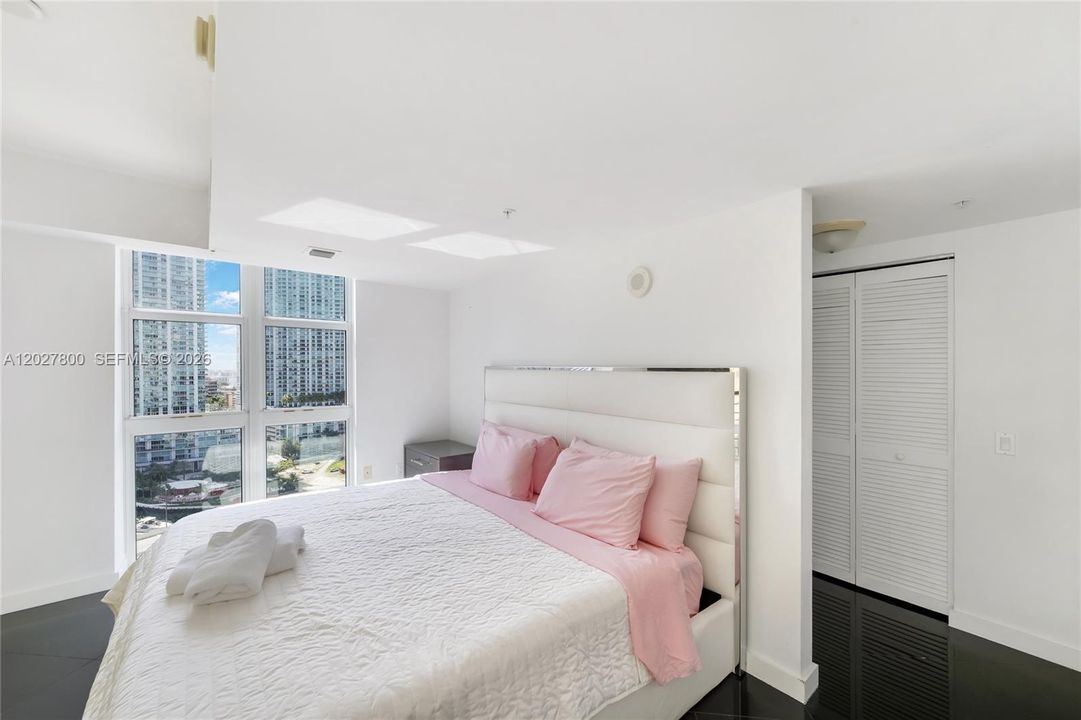 For Sale: $598,000 (2 beds, 2 baths, 1289 Square Feet)