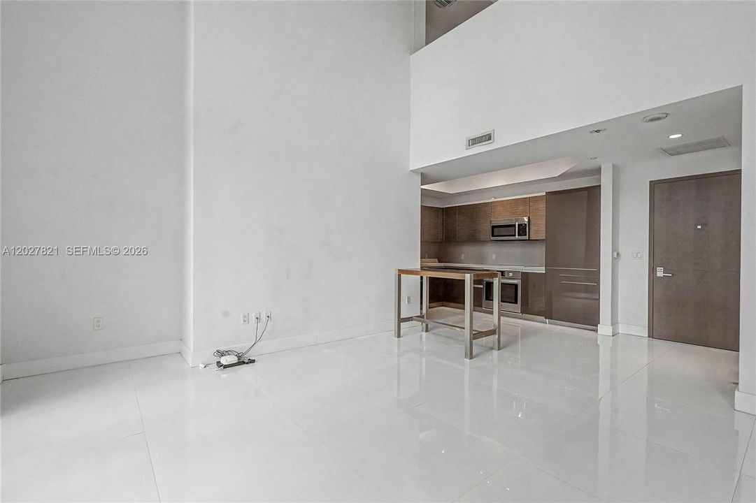 For Rent: $3,690 (1 beds, 1 baths, 950 Square Feet)