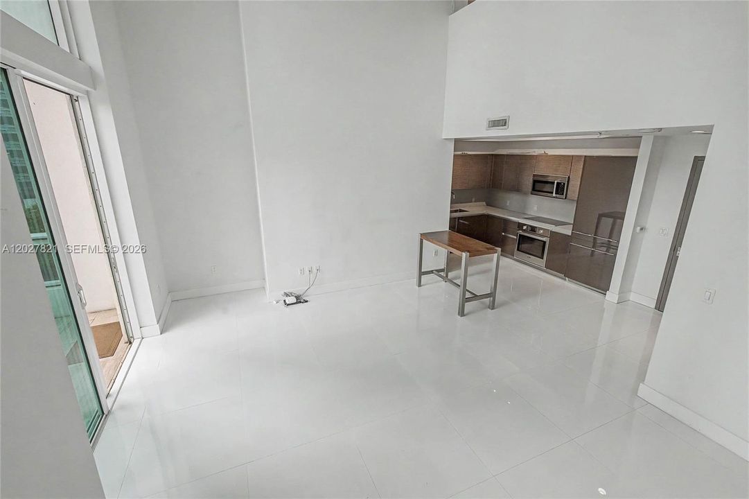 For Rent: $3,690 (1 beds, 1 baths, 950 Square Feet)