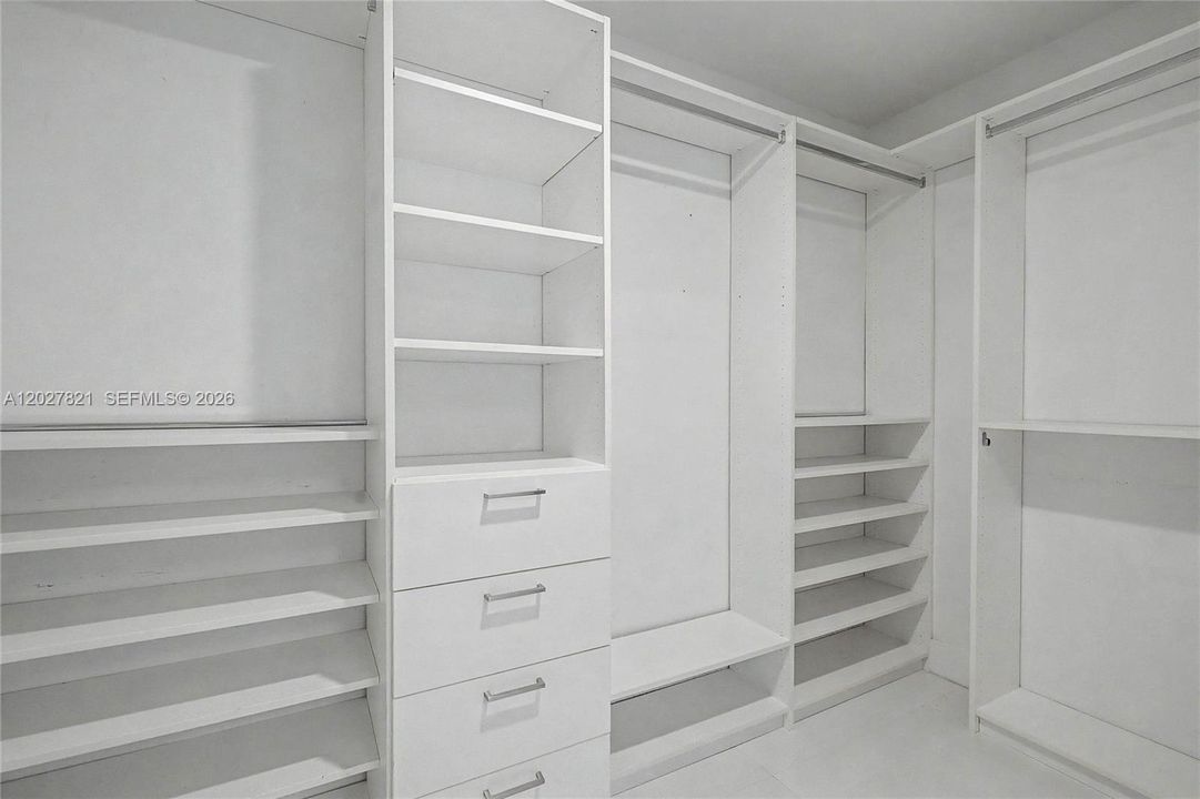 For Rent: $3,690 (1 beds, 1 baths, 950 Square Feet)