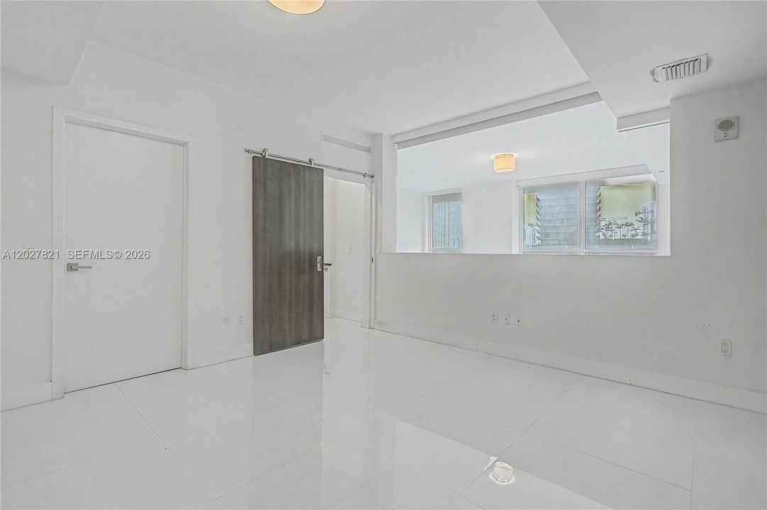 For Rent: $3,690 (1 beds, 1 baths, 950 Square Feet)