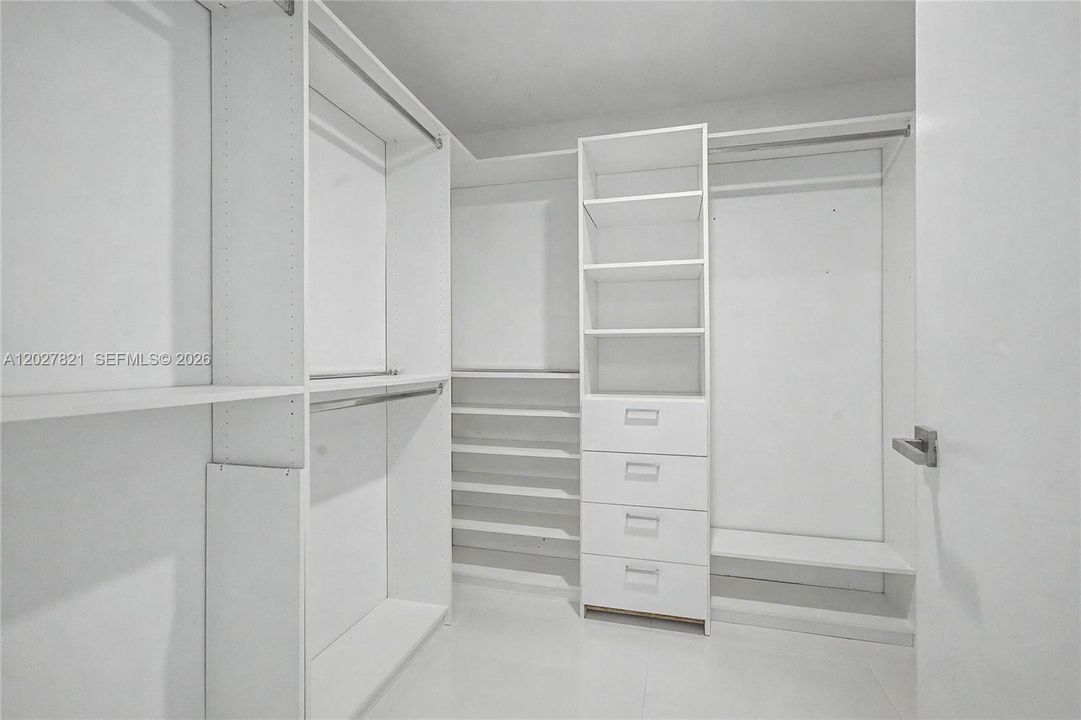 For Rent: $3,690 (1 beds, 1 baths, 950 Square Feet)