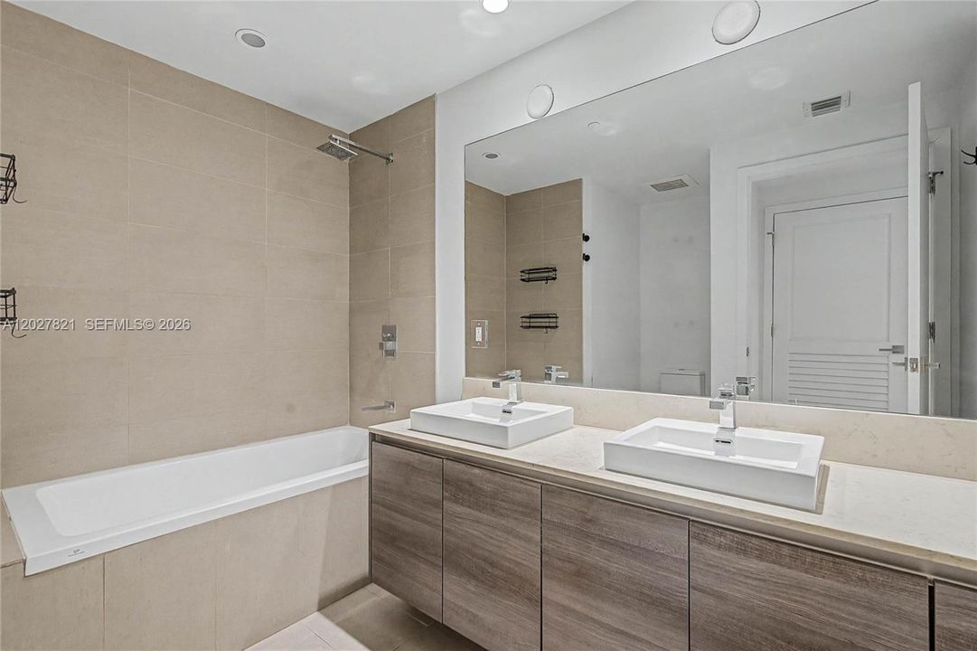 For Rent: $3,690 (1 beds, 1 baths, 950 Square Feet)