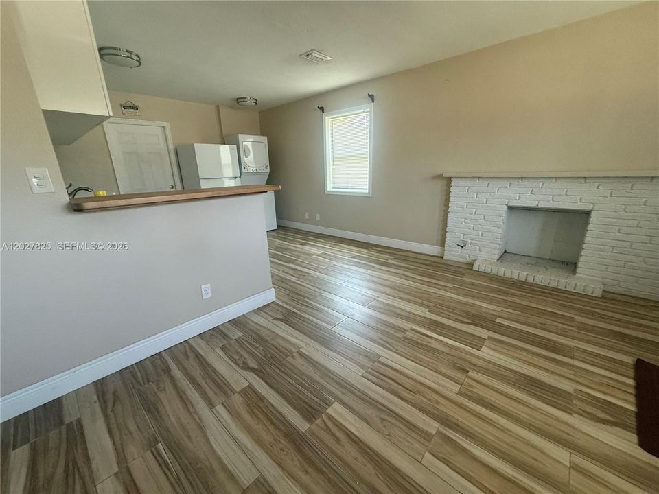 For Rent: $2,500 (2 beds, 1 baths, 800 Square Feet)