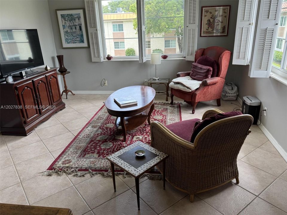 For Sale: $158,500 (1 beds, 1 baths, 750 Square Feet)