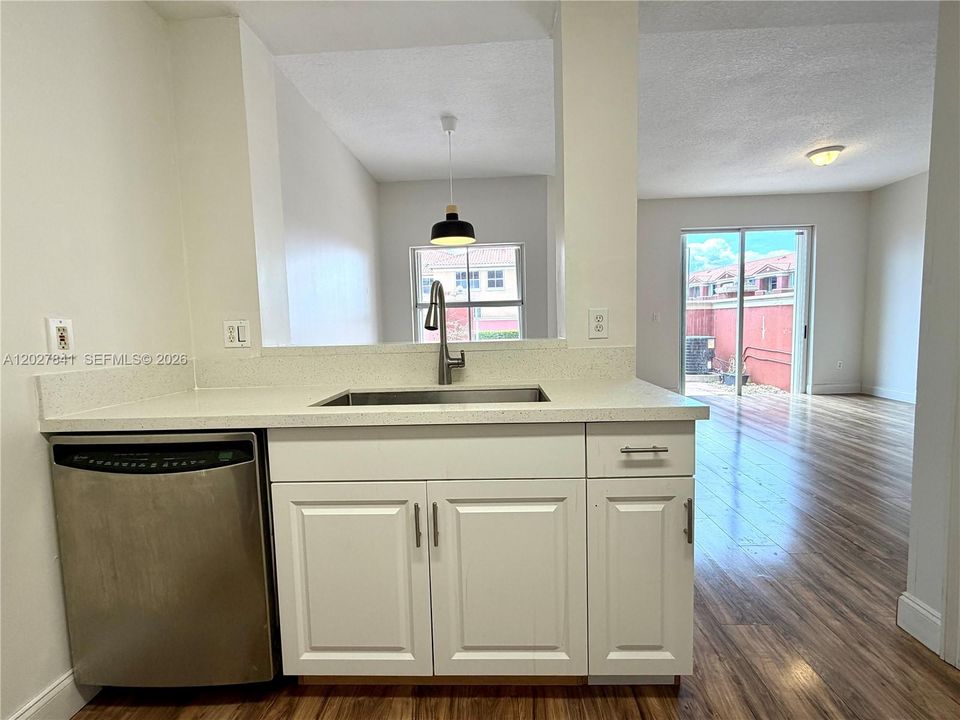 For Rent: $2,650 (2 beds, 2 baths, 980 Square Feet)