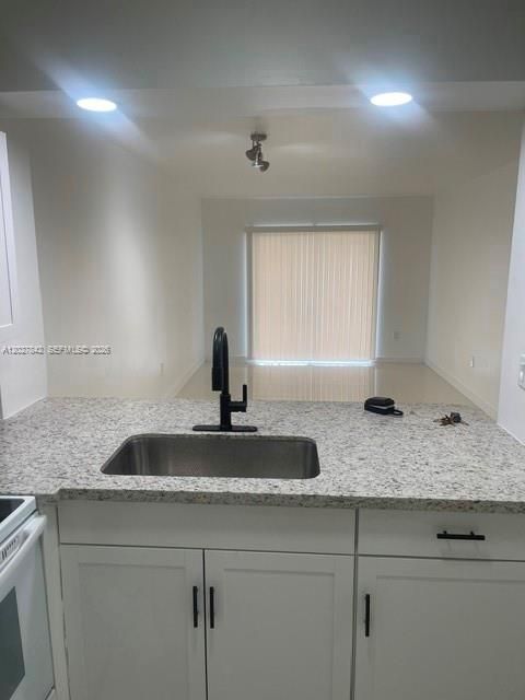 For Sale: $159,900 (1 beds, 1 baths, 658 Square Feet)