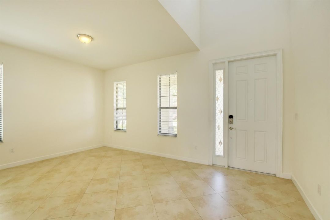 Family room w/out furniture
