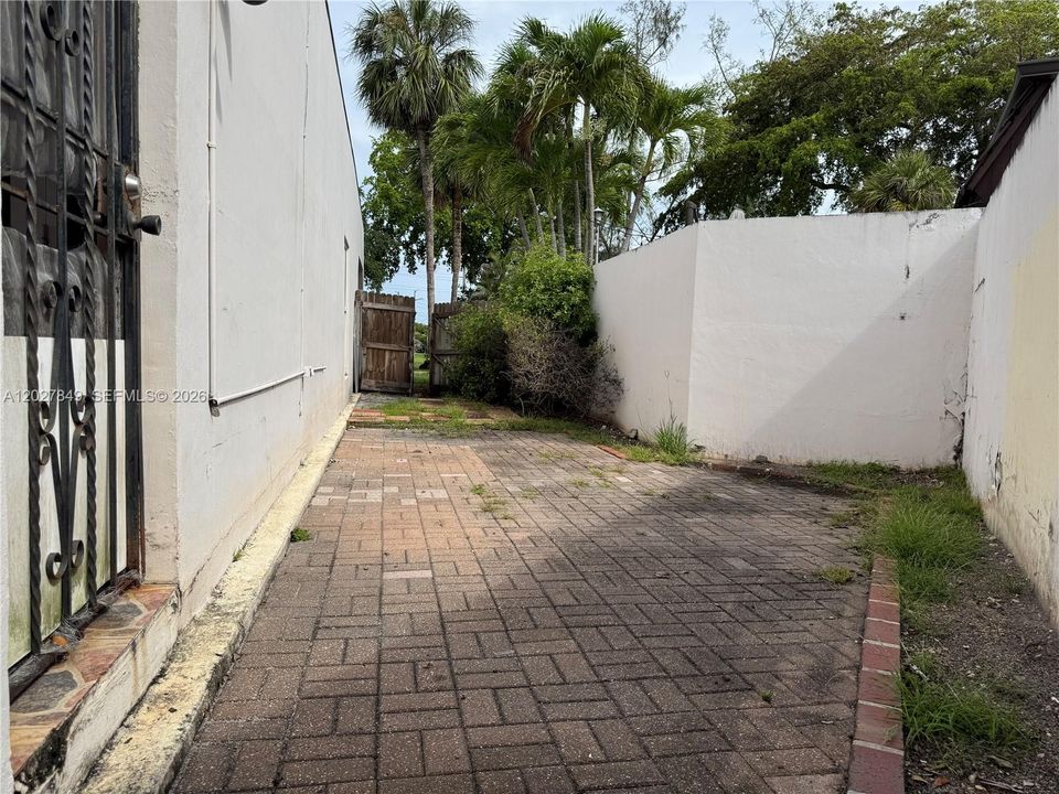 For Rent: $3,475 (3 beds, 2 baths, 1333 Square Feet)