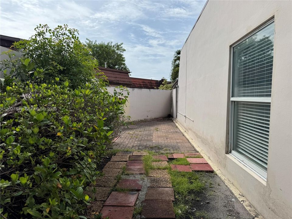 For Rent: $3,475 (3 beds, 2 baths, 1333 Square Feet)