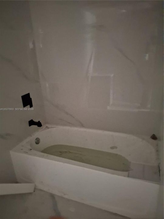For Sale: $150,000 (1 beds, 1 baths, 726 Square Feet)