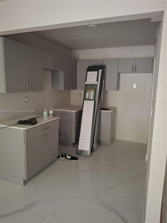 For Sale: $150,000 (1 beds, 1 baths, 726 Square Feet)
