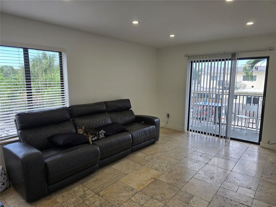For Rent: $2,400 (2 beds, 2 baths, 1000 Square Feet)