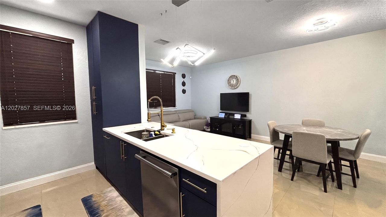 В аренду: $2,500 (3 спален, 3 ванн, 1280 Квадратных фут)