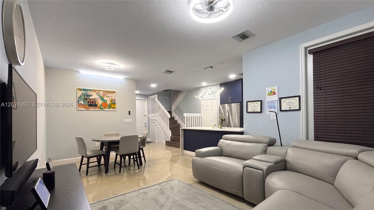 В аренду: $2,500 (3 спален, 3 ванн, 1280 Квадратных фут)