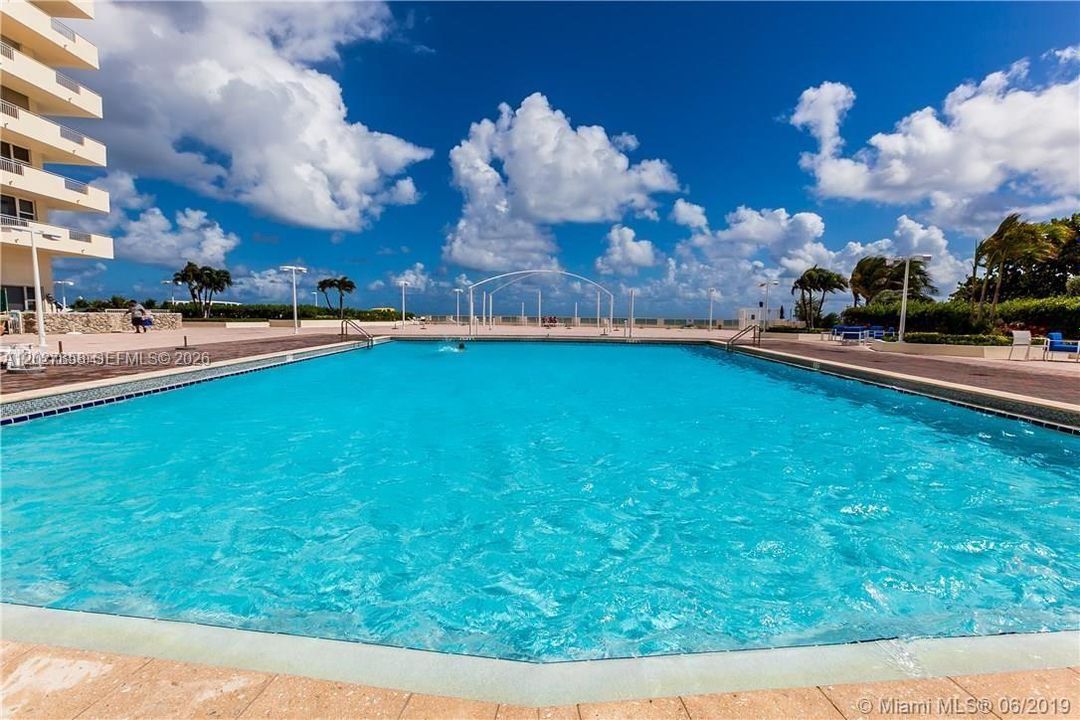 For Rent: $2,200 (1 beds, 1 baths, 582 Square Feet)