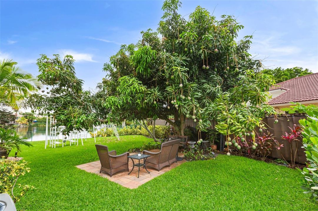 Active With Contract: $950,000 (4 beds, 3 baths, 2476 Square Feet)