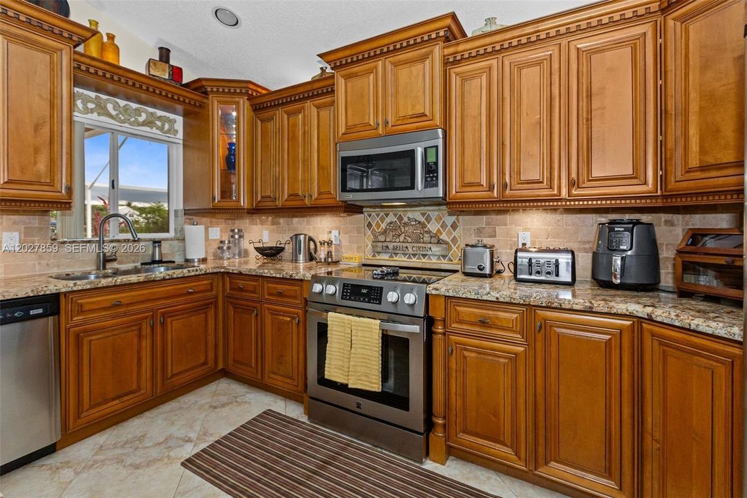 Active With Contract: $950,000 (4 beds, 3 baths, 2476 Square Feet)