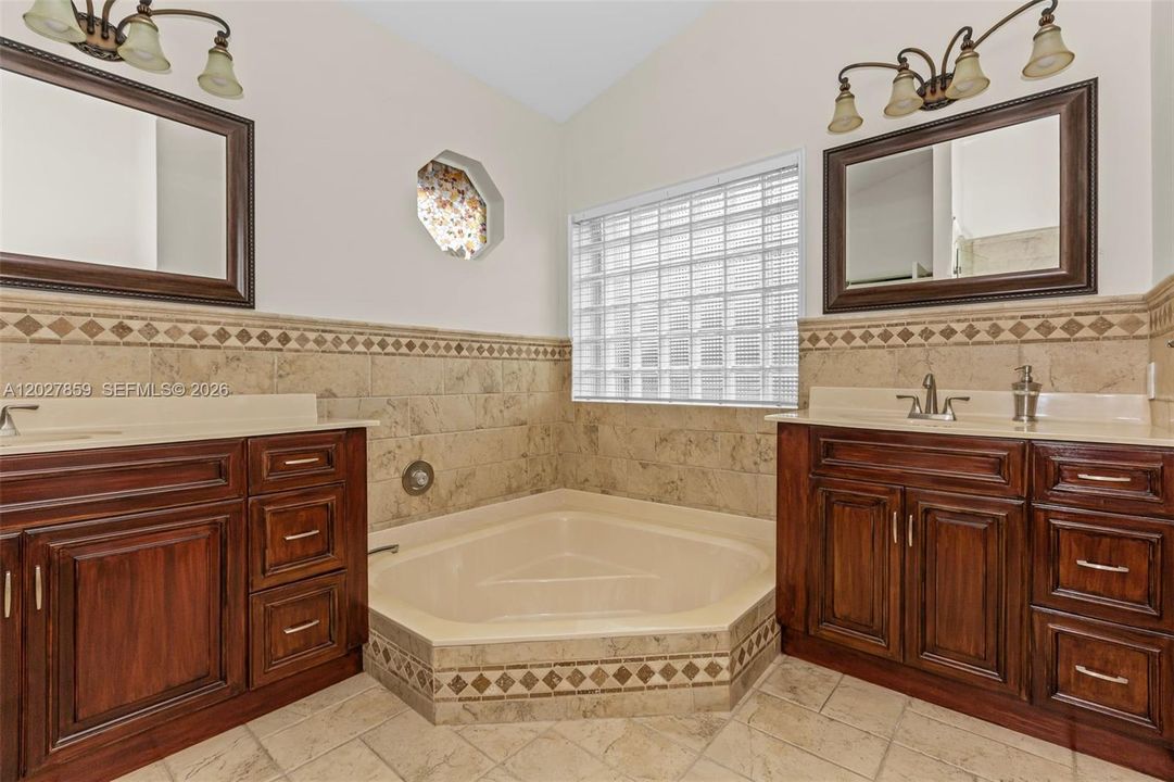 Active With Contract: $950,000 (4 beds, 3 baths, 2476 Square Feet)