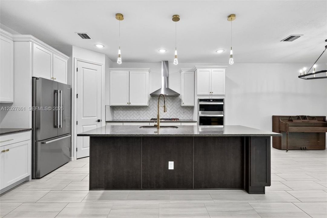 For Sale: $564,900 (5 beds, 4 baths, 2896 Square Feet)
