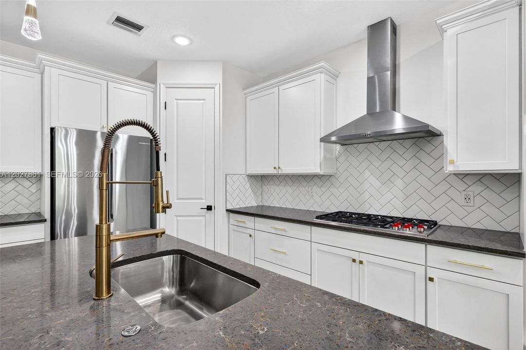 For Sale: $564,900 (5 beds, 4 baths, 2896 Square Feet)