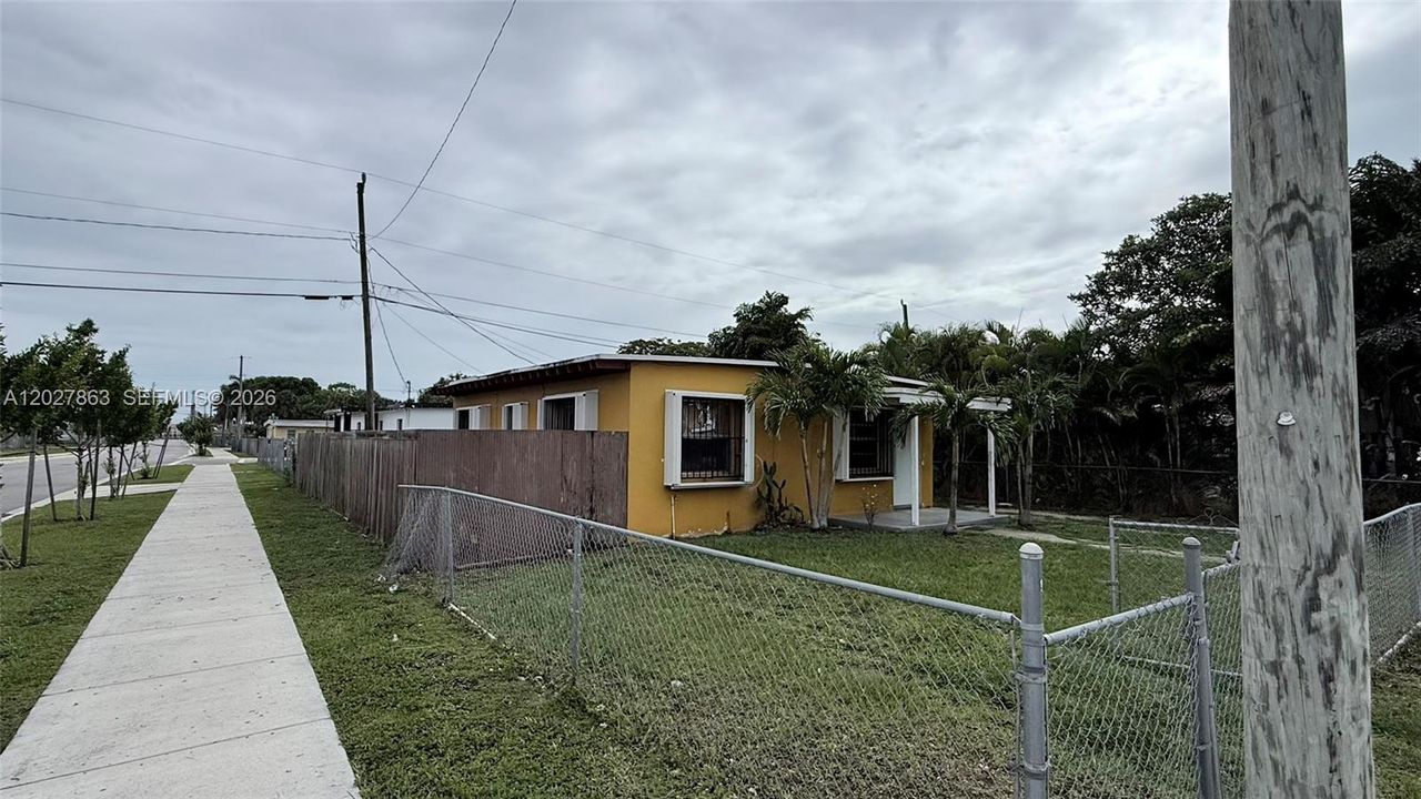 Active With Contract: $279,000 (2 beds, 1 baths, 754 Square Feet)