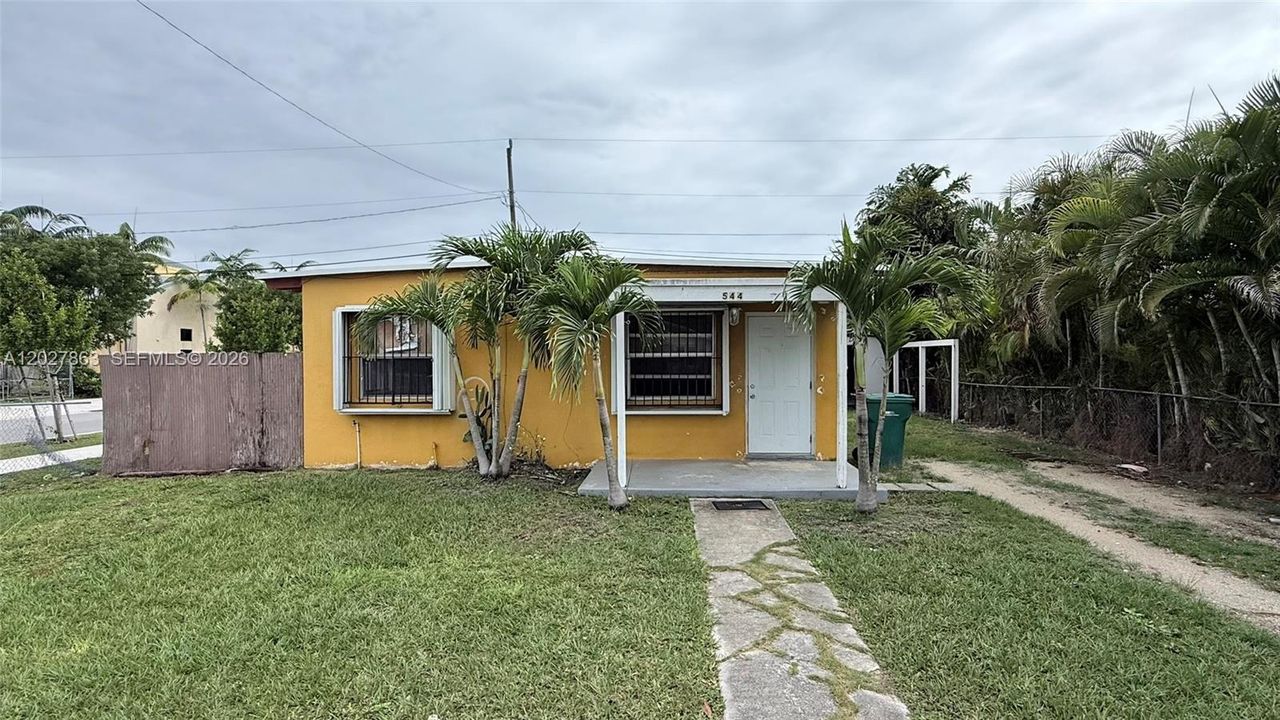 Active With Contract: $279,000 (2 beds, 1 baths, 754 Square Feet)