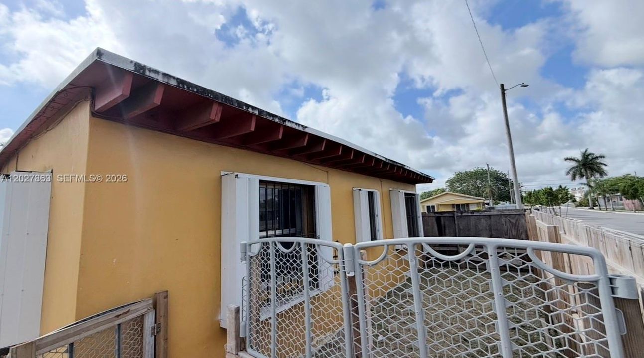 Active With Contract: $279,000 (2 beds, 1 baths, 754 Square Feet)