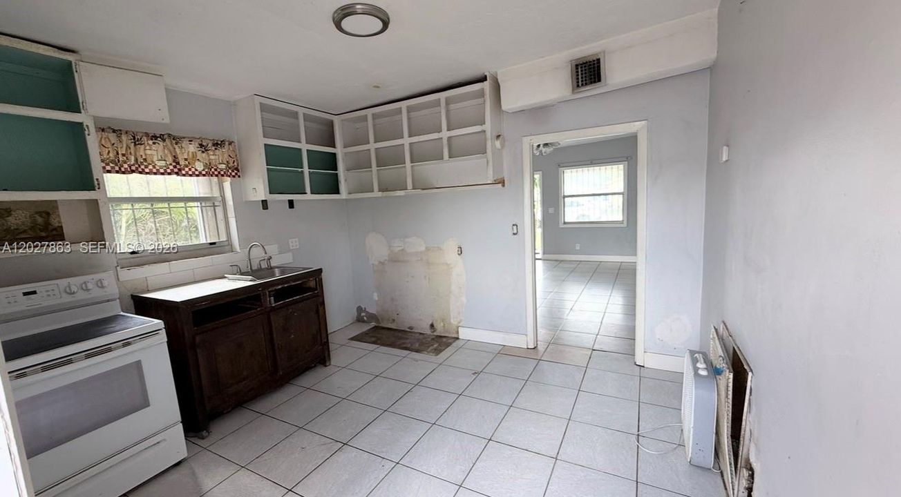 Active With Contract: $279,000 (2 beds, 1 baths, 754 Square Feet)