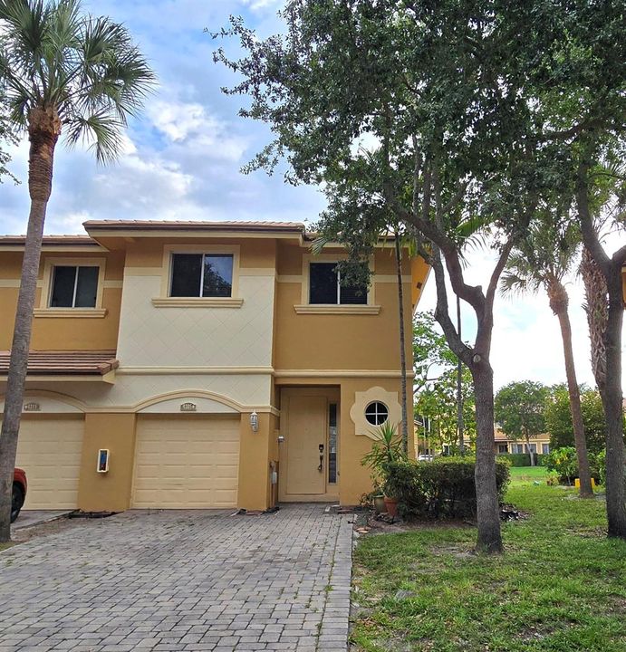 Corner townhome ddoubledriveway