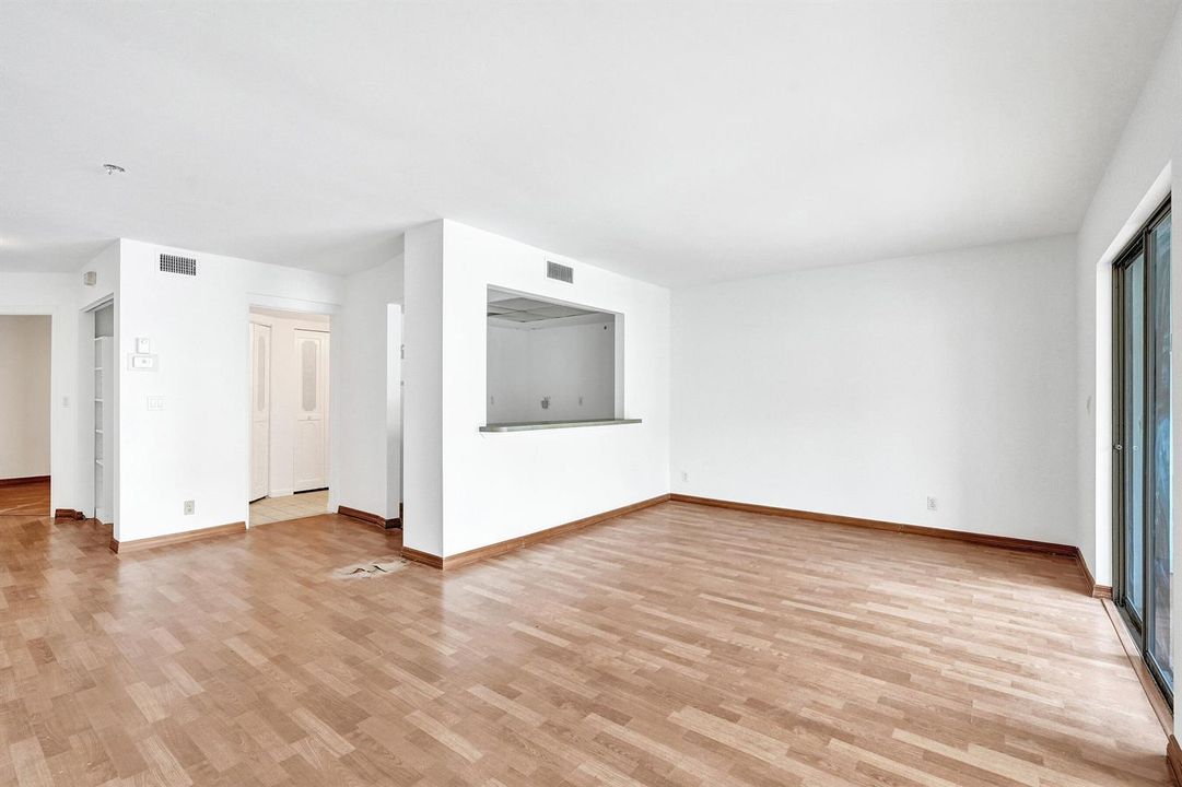 304Golfview304-Living 2