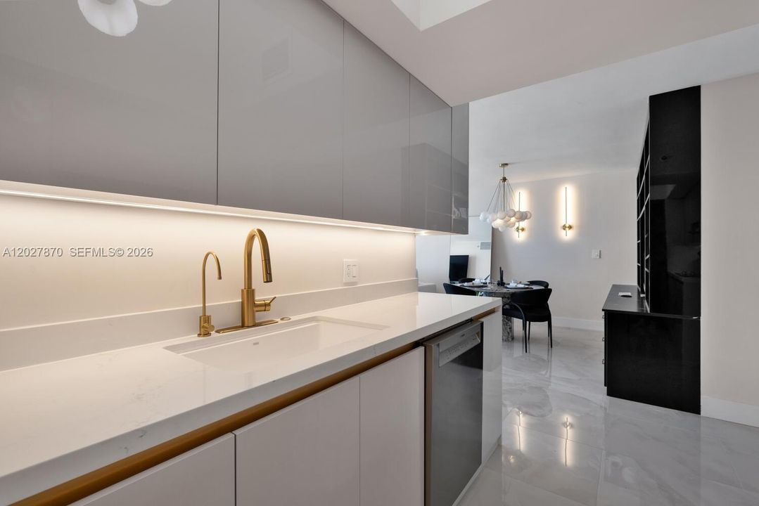 For Sale: $870,000 (1 beds, 1 baths, 740 Square Feet)