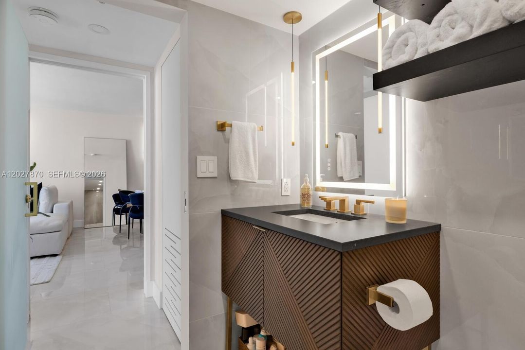 For Sale: $870,000 (1 beds, 1 baths, 740 Square Feet)