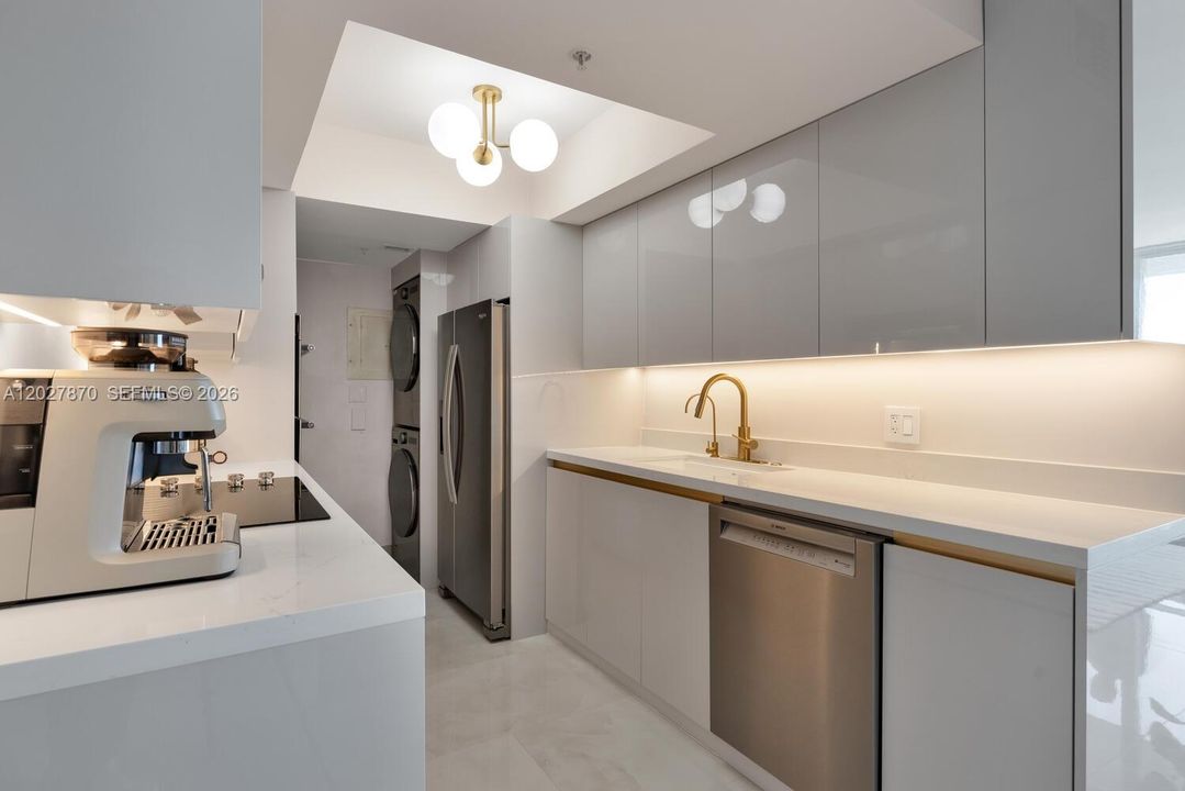 For Sale: $870,000 (1 beds, 1 baths, 740 Square Feet)
