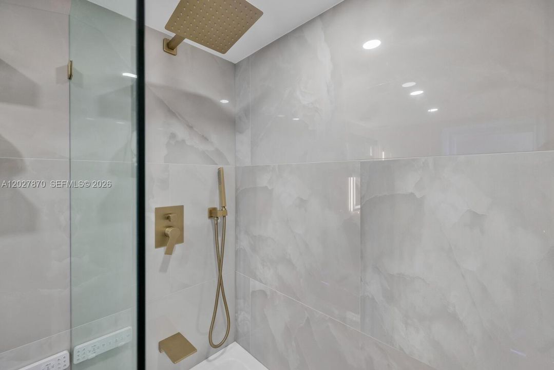 For Sale: $870,000 (1 beds, 1 baths, 740 Square Feet)