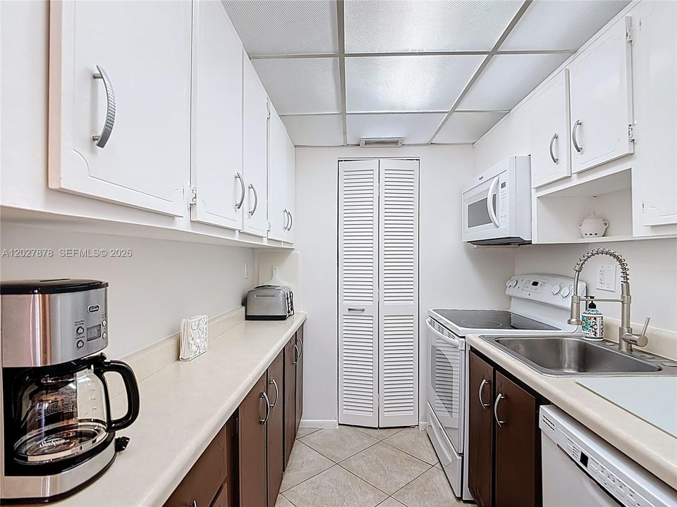 For Sale: $409,000 (2 beds, 2 baths, 747 Square Feet)