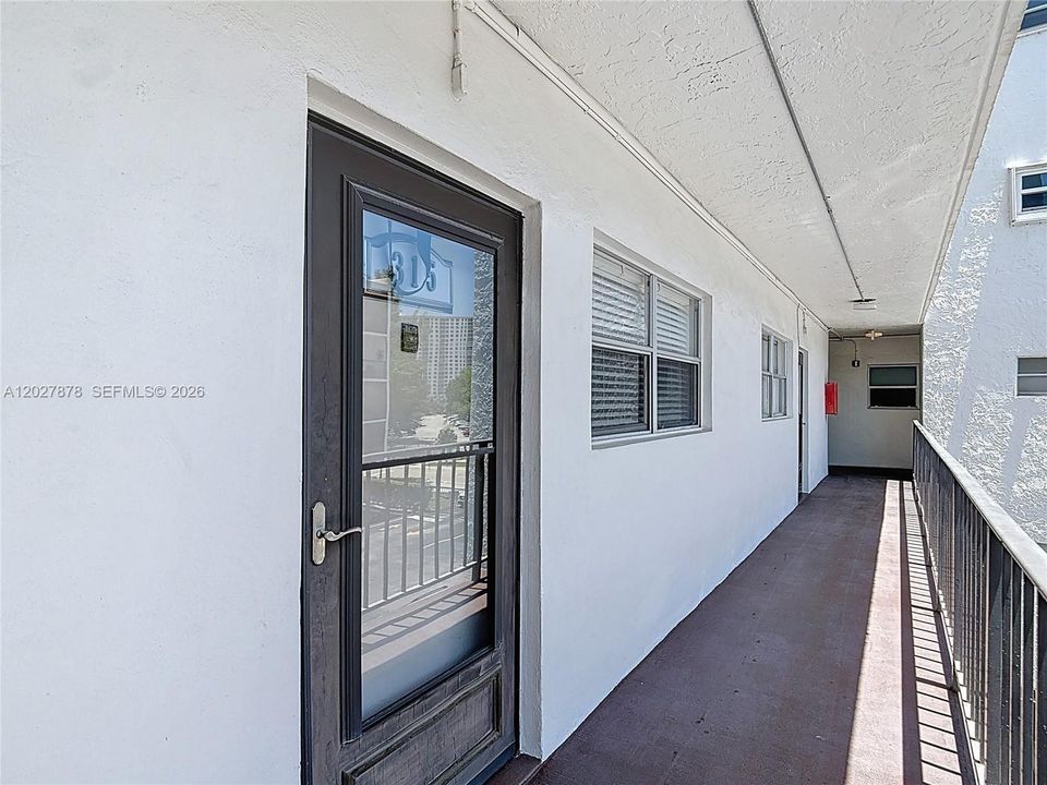 For Sale: $409,000 (2 beds, 2 baths, 747 Square Feet)