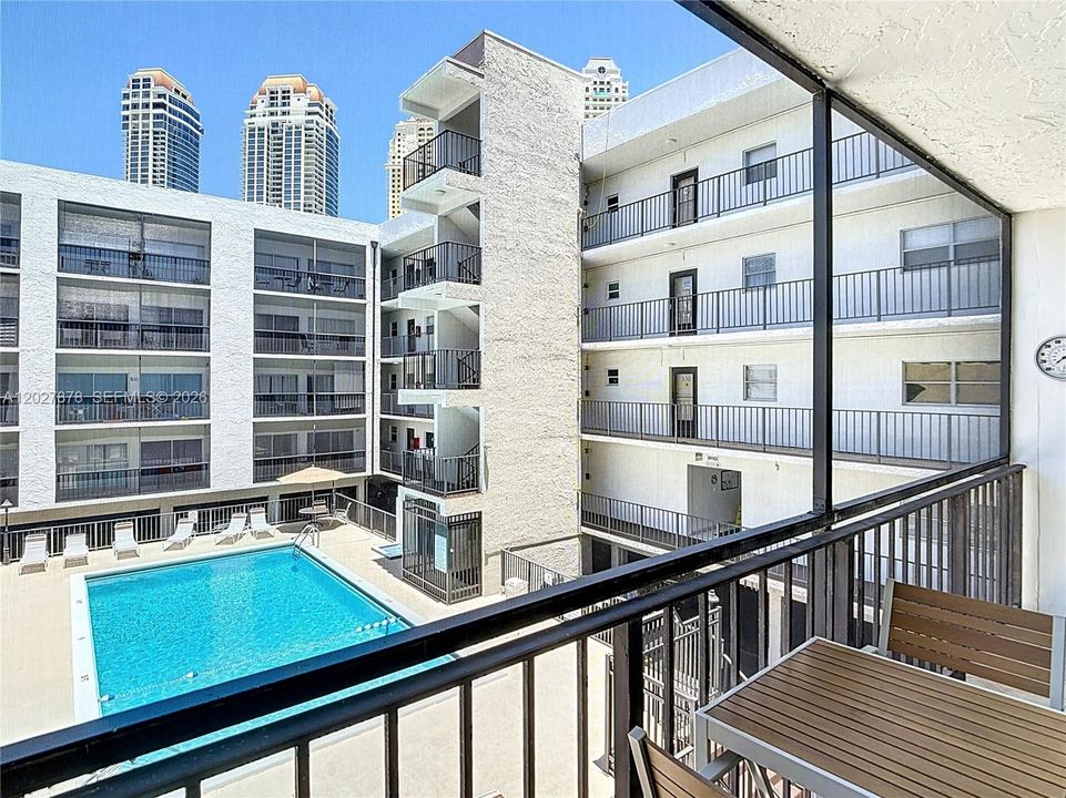 For Sale: $409,000 (2 beds, 2 baths, 747 Square Feet)