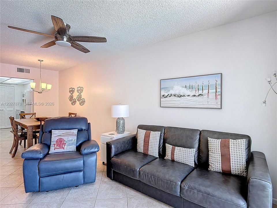 For Sale: $409,000 (2 beds, 2 baths, 747 Square Feet)