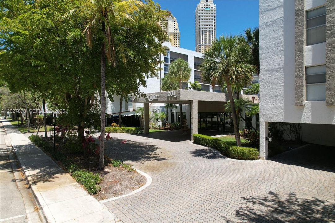 For Sale: $409,000 (2 beds, 2 baths, 747 Square Feet)
