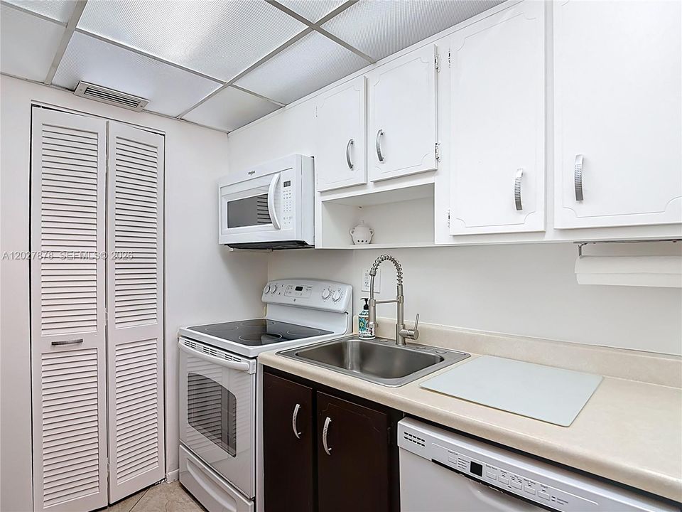 For Sale: $409,000 (2 beds, 2 baths, 747 Square Feet)