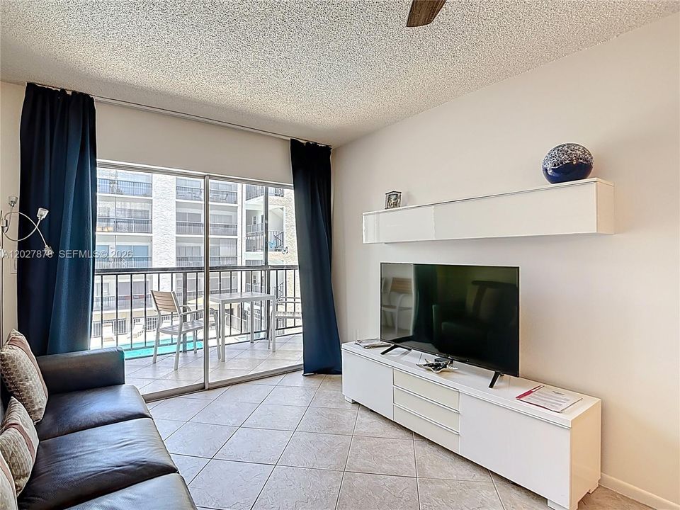 For Sale: $409,000 (2 beds, 2 baths, 747 Square Feet)