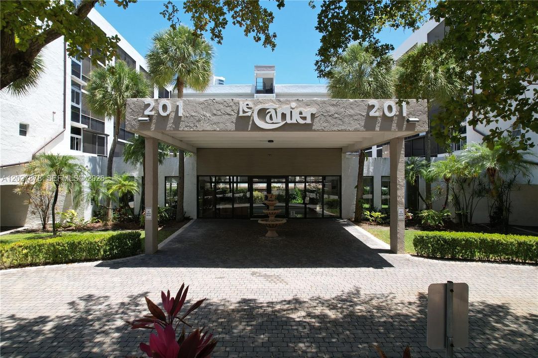 For Sale: $409,000 (2 beds, 2 baths, 747 Square Feet)