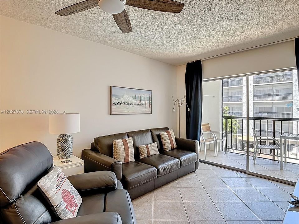 For Sale: $409,000 (2 beds, 2 baths, 747 Square Feet)